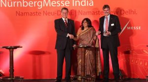 Prashar mit Fleck und Ottmann bei der Gründungsfeier der NürnbergMesse India