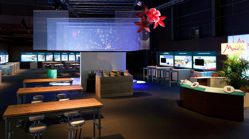 Gerüstbautische von Arena Mietmöbel auf der DER Touristik Messe