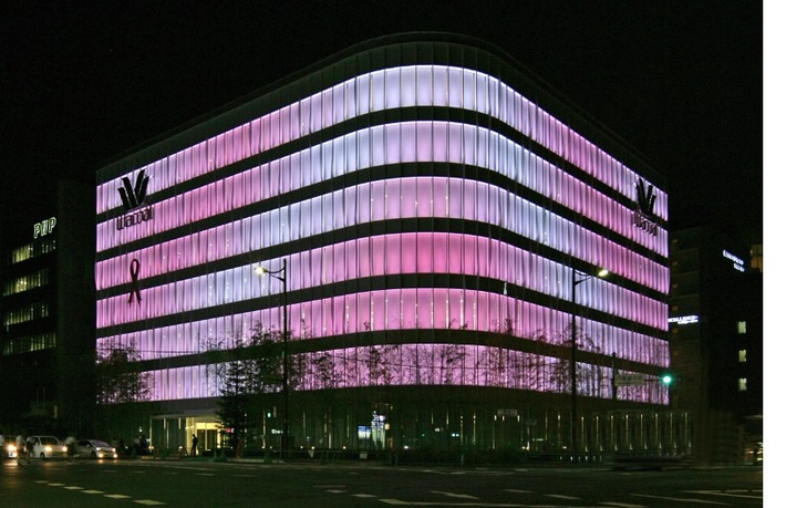 Kyocera beleuchtet Wacoal-Fassade mit violetten LEDs