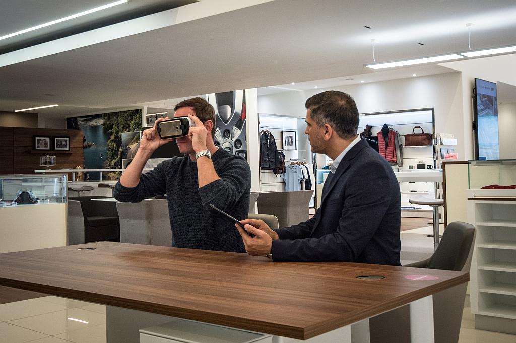 Virtuelle Erlebnisse im Jaguar Land Rover Autohaus