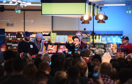 Musiker Fargo performt in ALDI SÜD Filiale