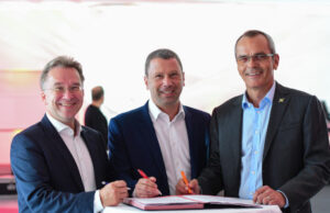 Neue Kooperationsmesse von Euronics, expert und Messe Berlin soll 2021 starten Benedict Kober, Jens Heithecker, Dr. Stefan Müller (von links, Foto: Messe Berlin GmbH/Volkmar Otto)