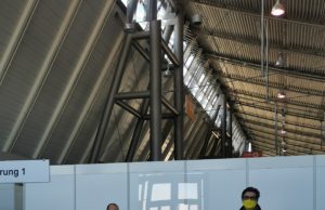 Impfzentrum auf der Messe Stuttgart nimmt Betrieb auf Zuständiger Messe-Projektleiter John Crouch mit Stefan Lohnert