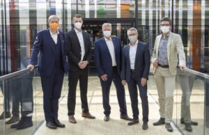 Vertragsunterzeichnung zur MedtecLive with T4M (Foto: Messe Stuttgart)