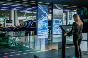 EQC AR Scanner - Sonderausstellung "Zukunft Mobilität"; Location: Mercedes-Benz Museum, Übergang Niederlassung