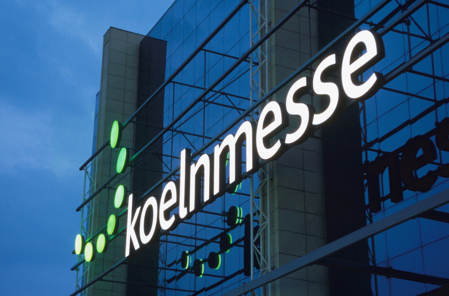 Koelnmesse Logo am Eingang Ost (Foto: Koelnmesse)