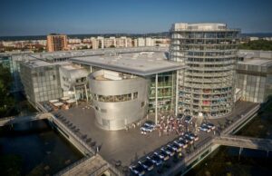 Spreefreunde inszenieren größte Fahrzeugübergabe für Volkswagen in Dresden