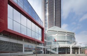 „Fenster zur Stadt“ an der Nordostfassade der Halle 1 (Foto: Messe Frankfurt)