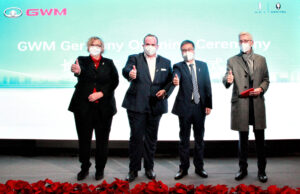 Eröffnung in München: Dr. Ulrike Wolf (Ministerialdirektorin Bayerisches Wirtschaftsministerium), Clemens Baumgärtner (Wirtschaftsreferent München), Xianghua Qiao (CEO GWM Europe), Bernd Riedel (BMW AG) (Foto: GWM)