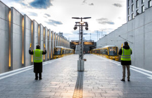 Messegelände in Stuttgart mit neuer Nahverkehrsanbindung Stefan Lohnert (rechts) und Walter Schoefer, Sprecher der Geschäftsführung Flughafen Stuttgart, begrüßen die ersten Stadtbahnen (Foto: Landesmesse Stuttgart GmbH)