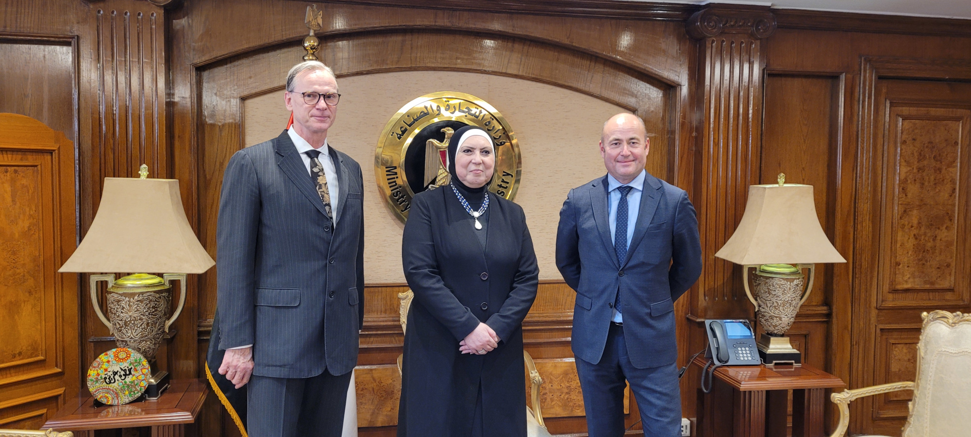 Wolfram N. Diener, Ministerin Nevine Gamea und Bernd Jablonowski im Dezember 2021 in Kairo (von links, Foto: Deutsch-Arabische Industrie- und Handelskammer)