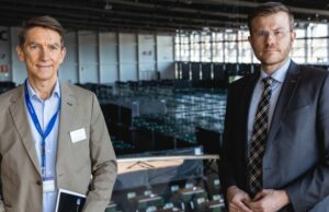 Notunterkunft für Geflüchtete im Messezentrum Nürnberg Heinz Prießmann, Leiter Logistik & Sicherheit mit Marcus König (von links, Foto: Simon Rüger/ NürnbergMesse)