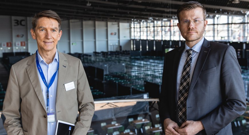 Heinz Prießmann, Leiter Logistik & Sicherheit mit Marcus König (von links, Foto: Simon Rüger/ NürnbergMesse)