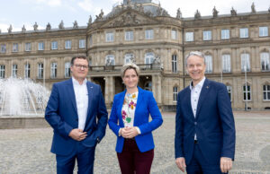 Thomas Speidel, Dr. Nicole Hoffmeister-Kraut und Roland Bleinroth (von links, Foto: Landesmesse Stuttgart GmbH)