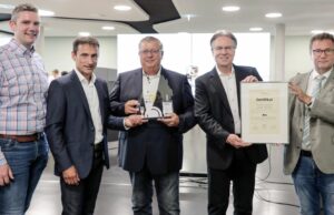 Andreas Haffner, Felix Schultheisz (Qualitätsmanagement) und Michael Raichle (Leiter Catering & Services), Thomas Heiling (Dehoga) und Minister Peter Hauk (von links, Foto: Porsche AG)
