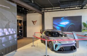 Digital Signage in der Cupa Garage München (Fotos: Cupra)