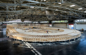 Errichtung der Radrennbahn in Halle C1 (Fotos: Messe München)
