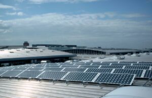 Photovoltaik auf Messehallendächern (Foto: Messe München/Paul Gerhard Loske)