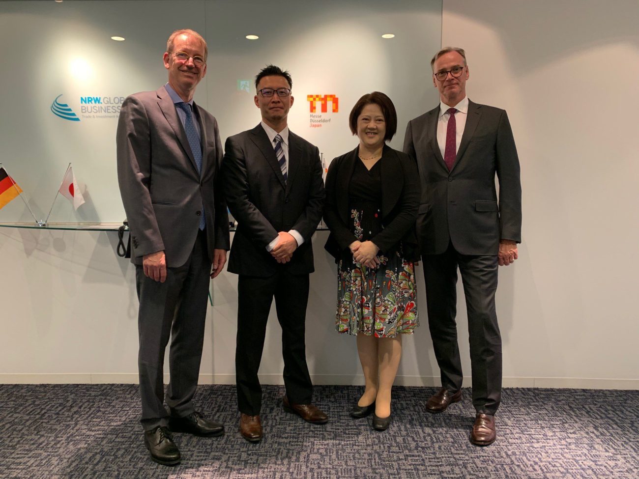 Michael Degen (Executive Director der Messe Düsseldorf), Makoto Takagi (Managing Director der Koelnmesse in Japan), Akiko Ohara (General Manager der Messe Düsseldorf Japan) und Wolfram N. Diener (Vorsitzender der Geschäftsführung der Messe Düsseldorf) (von links, Foto: Messe Düsseldorf)