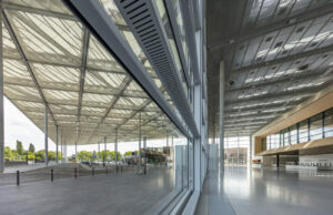 Das Foyer und der Vorplatz der Neuen Messe Süd (Foto: Messe Düsseldorf/Ansgar M. van Treeck)