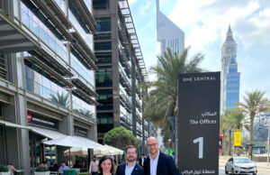 Aditus Dubai Office: Luisa Schüth (Projektmanagerin Dubai), Lorenz Habenicht (System Engineer Dubai) und Sebastian Grein (von links, Foto: Aditus GmbH)