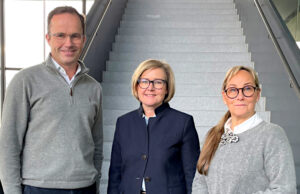 Dr. Jochen Köckler mit Britta Wirtz und Constanze Kreuser (von links, Foto: FKM)