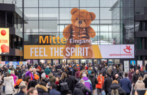 Eingang zur Spielwarenmesse 2023 (Foto: Spielwarenmesse eG/Alex Schelbert)