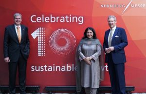 Peter Ottmann, Sonia Prashar und Dr. Roland Fleck (von links, Foto: NürnbergMesse India)