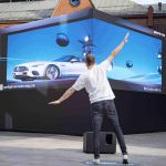 Marketingaktivierung in Hamburg: Mercedes-AMG SL interagiert auf 3D-Billboard mit PassantenMarketing campaign in Hamburg: Mercedes-AMG SL interacts with passers-by on 3D billboard