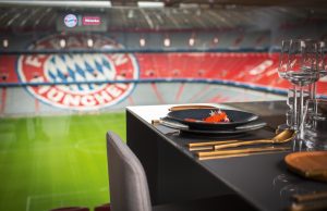Blick aus der Miele Lounge aufs Spielfeld der Allianz Arena (Foto: Miele)