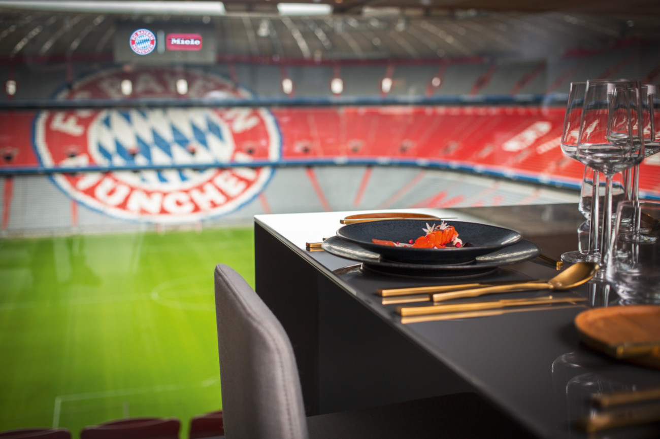 Blick aus der Miele Lounge aufs Spielfeld der Allianz Arena (Foto: Miele)