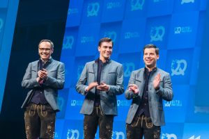 Die drei Co-Hosts Andreas Bruckschlögl, Bernd Storm van's Gravesande und Felix Haas (von links, Foto: Startup Events GmbH)