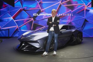 CEO Wayne Griffiths mit dem DarkRebel Showcar