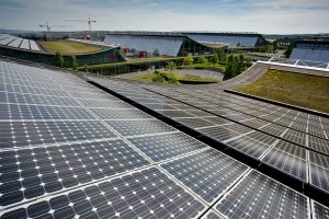 Photovoltaik-Anlagen auf den Dächern der Messe- und Kongresshallen der Messe Stuttgart und des Bosch-Parkhauses (Foto: Landesmesse Stuttgart GmbH)