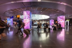 Cupra-Auftritt im Flughafen Frankfurt mit Illuminated Pillars (Fotos: Media Frankfurt GmbH)