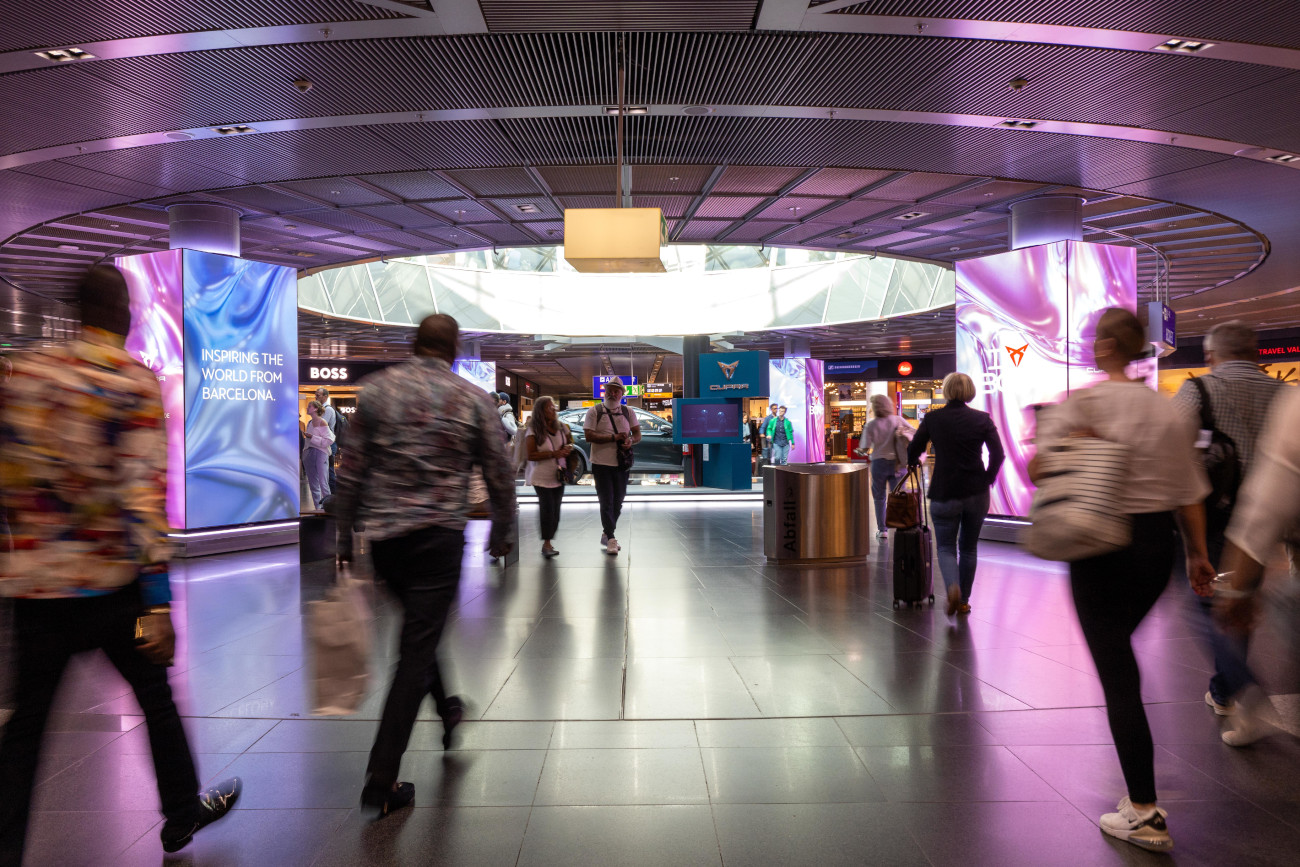Cupra-Auftritt im Flughafen Frankfurt mit Illuminated Pillars (Fotos: Media Frankfurt GmbH)