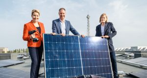 Franziska Giffey, Dr. Mario Tobias und Dr. Kerstin Busch auf dem Dach der Messehalle 72c (Foto: Messe Berlin)