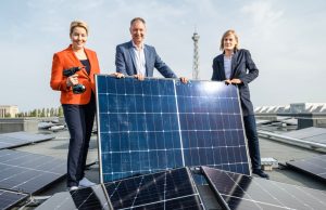 Franziska Giffey, Dr. Mario Tobias und Dr. Kerstin Busch auf dem Dach der Messehalle 72c (Foto: Messe Berlin)