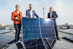 Franziska Giffey, Dr. Mario Tobias und Dr. Kerstin Busch auf dem Dach der Messehalle 72c (Foto: Messe Berlin)