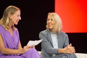 Verena Gründel (links) als Moderatorin bei der Dmexco 2023 (Foto: Koelnmesse)