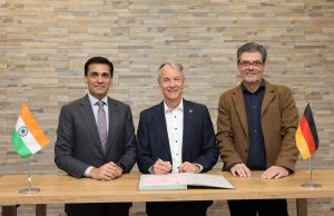 Aditya Gupta, Roland Bleinroth und Stefan Lohnert (von links, Foto: Landesmesse Stuttgart GmbH)