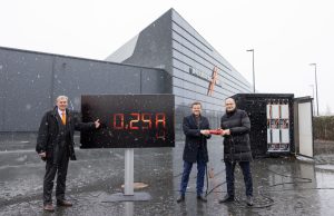 NürnbergMesse produziert erstmals grünen Strom im großen Stil CEO Peter Ottmann mit OB Marcus König und Staatsminister Albert Füracker (von links, Foto: Ralf Rödel/NürnbergMesse)