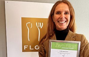 Floris Catering durch Sustainable Meetings Berlin zertifiziert Kerstin Vlasman mit dem Zertifikat (Foto: Floris Catering)