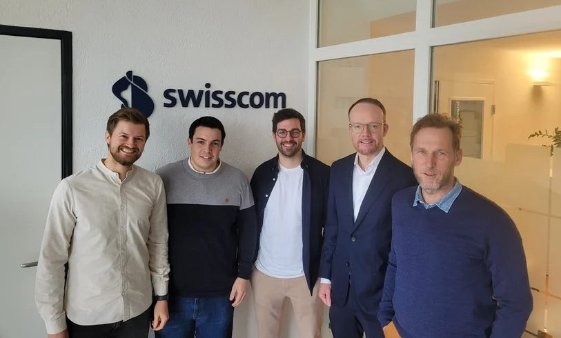 Alexander Spahn (CEO Veertly), Joao Aguiam (CTO Veertly), Joschka Finkbeiner (CFO Veertly), Tobias Saurer und Sven Bethke (Swisscom Broadcast) (von links, Foto: Swisscom Broadcast)