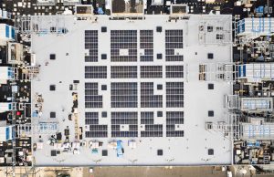 Koelnmesse baut größte innerstädtische Photovoltaik-Anlage Kölns Photovoltaik-Anlage auf dem Dach des Confex (Fotos: Koelnmesse)