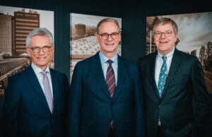Bernhard J. Stempfle mit Wolfram N. Diener und Erhard Wienkamp (von links, Foto: Messe Düsseldorf/Mhoch4)