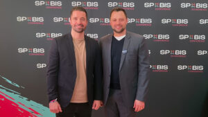Oliver Klingenstein von Eintracht Frankfurt mit Frederic Komp von Trade4Sports bei der Spobis 2024 (Foto: Qvest)