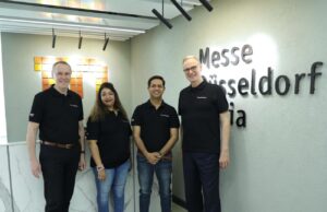 Thomas Schlitt mit seinen Nachfolgern Millie Arthur Contractor und Ajay Kumar Gulati sowie Wolfram N. Diener (von links, Foto: Messe Düsseldorf India)