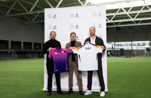Tobias Henning von TikTok mit Dr. Holger Blask und Lars Ernst vom DFB (von links, Foto: TikTok)