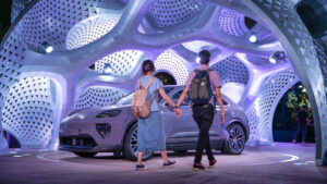 Skulptur von Marc Fornes in Singapur (Fotos: Porsche AG)